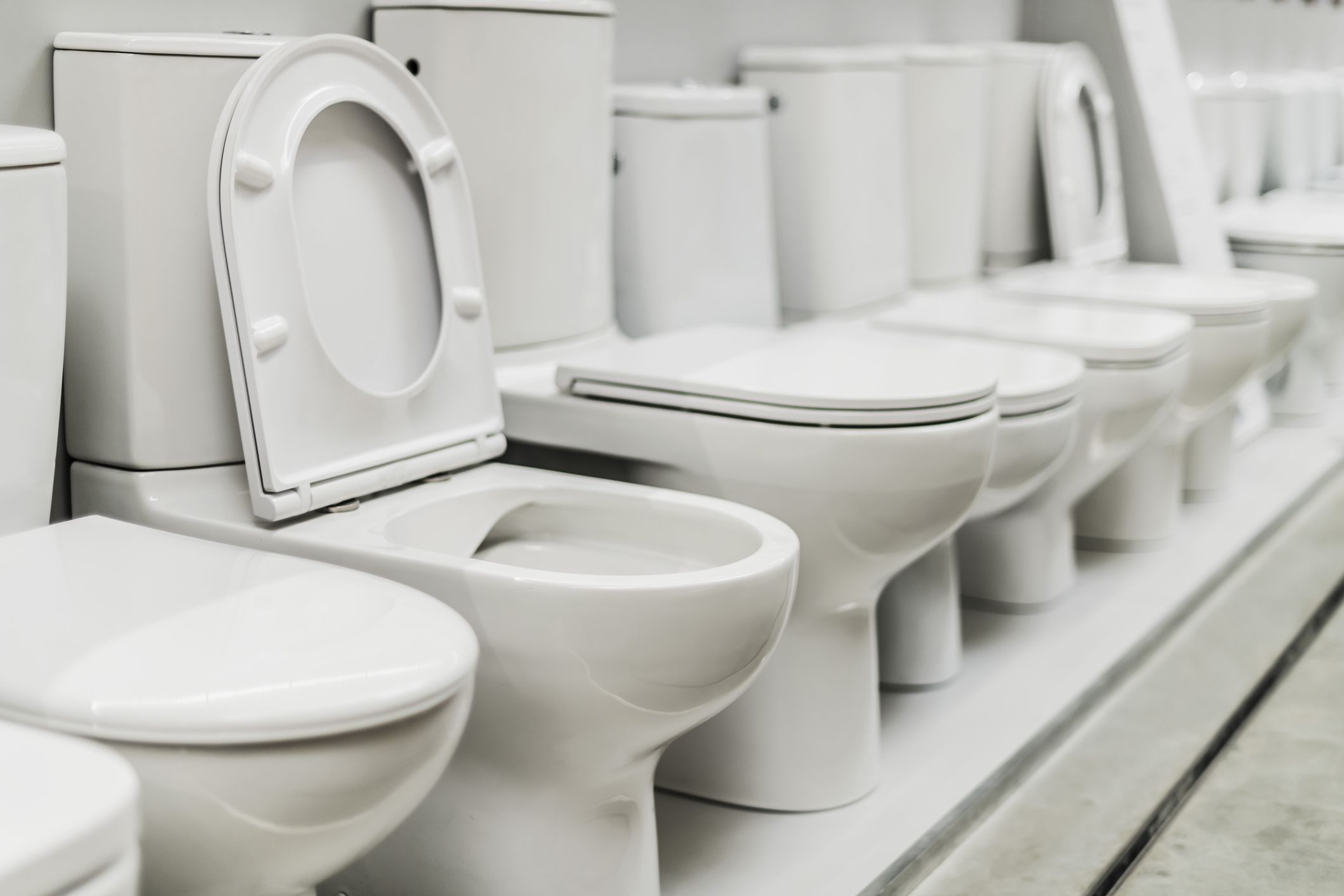 Bathroom toilet suite and cistern