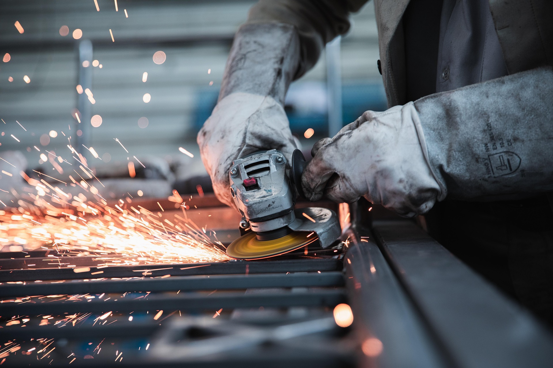 Angle grinder for cutting metal